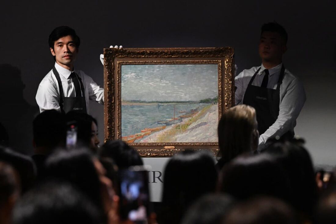 A equipe da Christie's segura "Les canots amarrés", de Vincent Van Gogh, de 1887, que foi vendido em leilão na sede da Christie's em Hong Kong por HK$ 215.000.000 (US$ 27,7 milhões) 