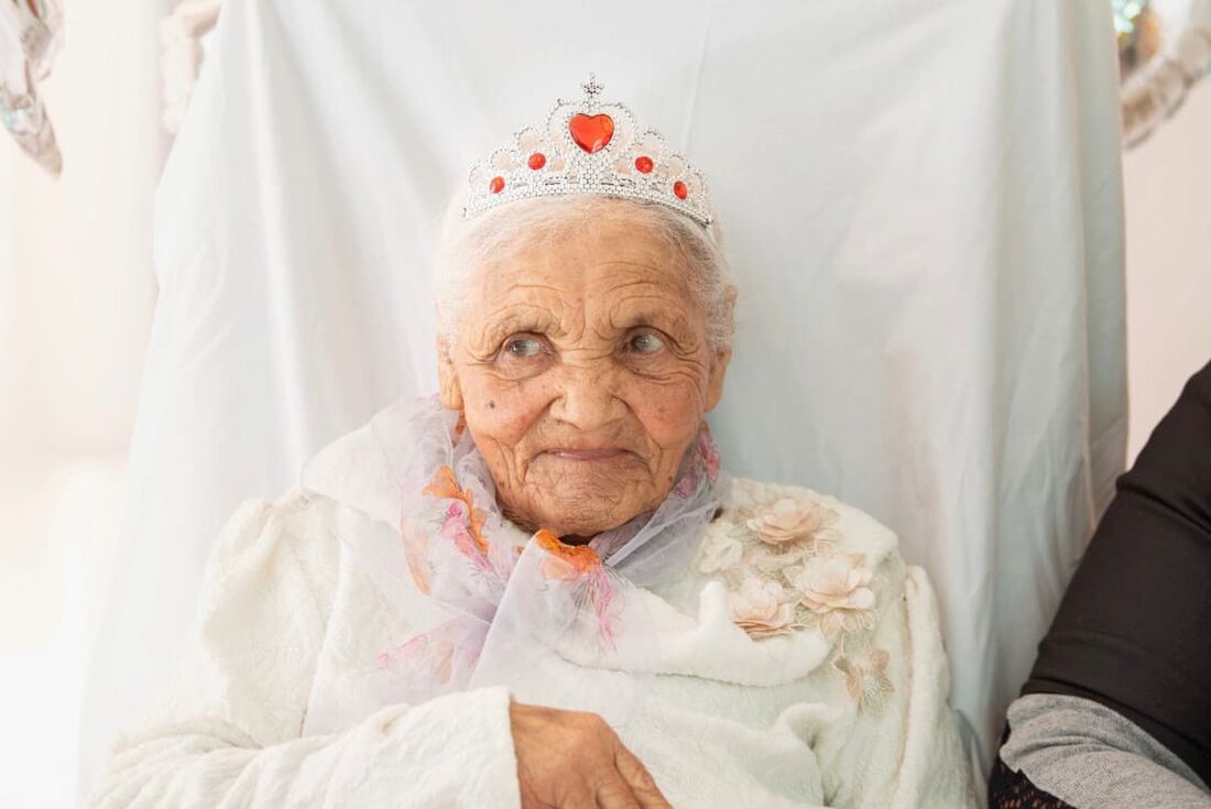 Margaret Maritz observa enquanto comemora seu 118&ordm; aniversário em um asilo em Touwsrivier 