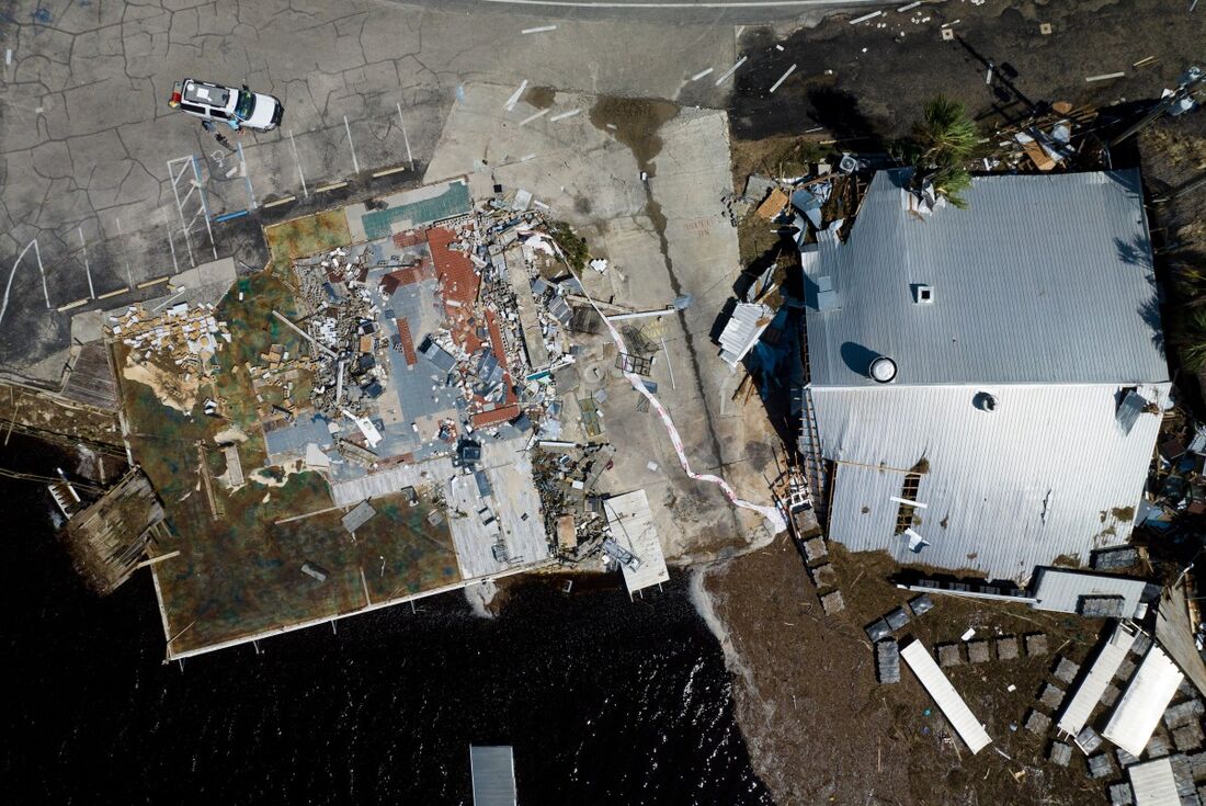 Estradas, casas e comércios ficaram submersos após Helene tocar a terra perto de Tallahassee