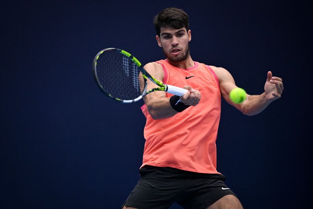 O espanhol, Carlos Alcaraz, durante a partida de simples masculino no torneio China Open, em Pequim