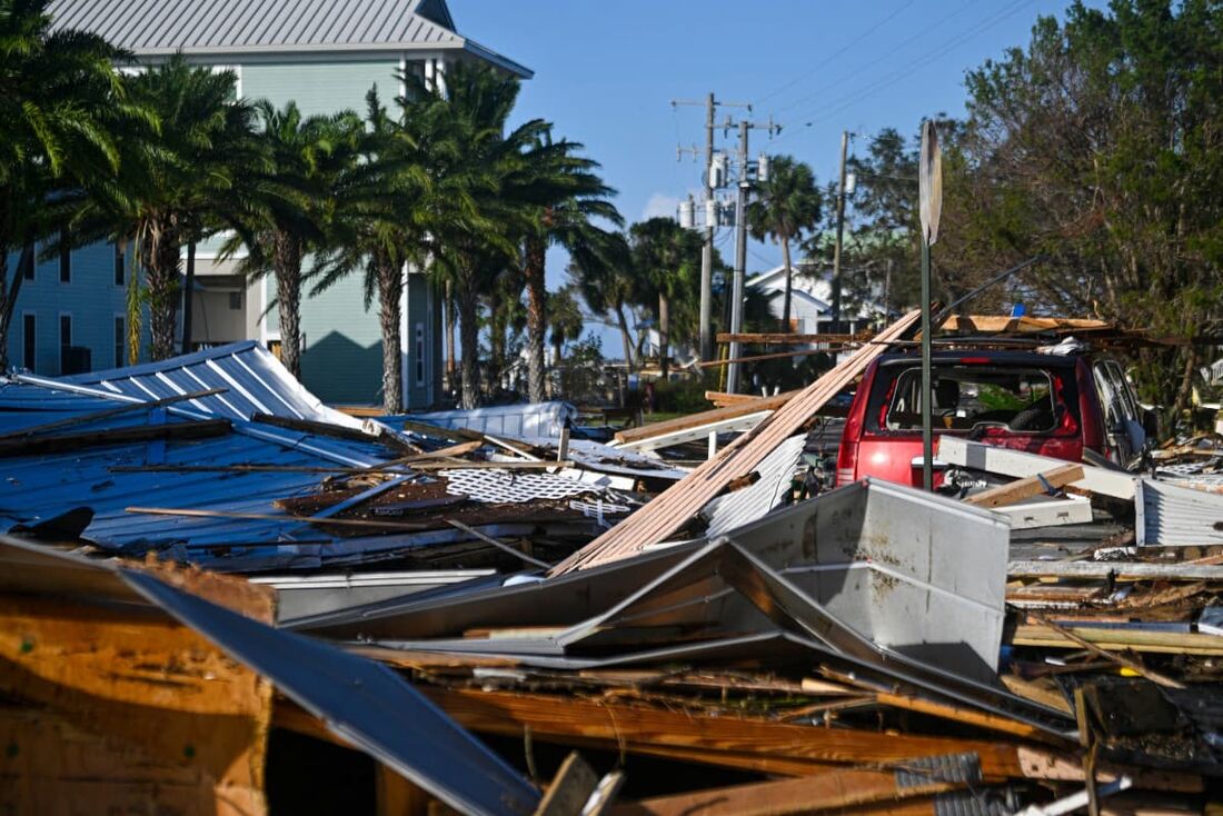 Os destroços deixados pelo furacão Helene após atingir a costa são vistos em Cedar Key, Flórida