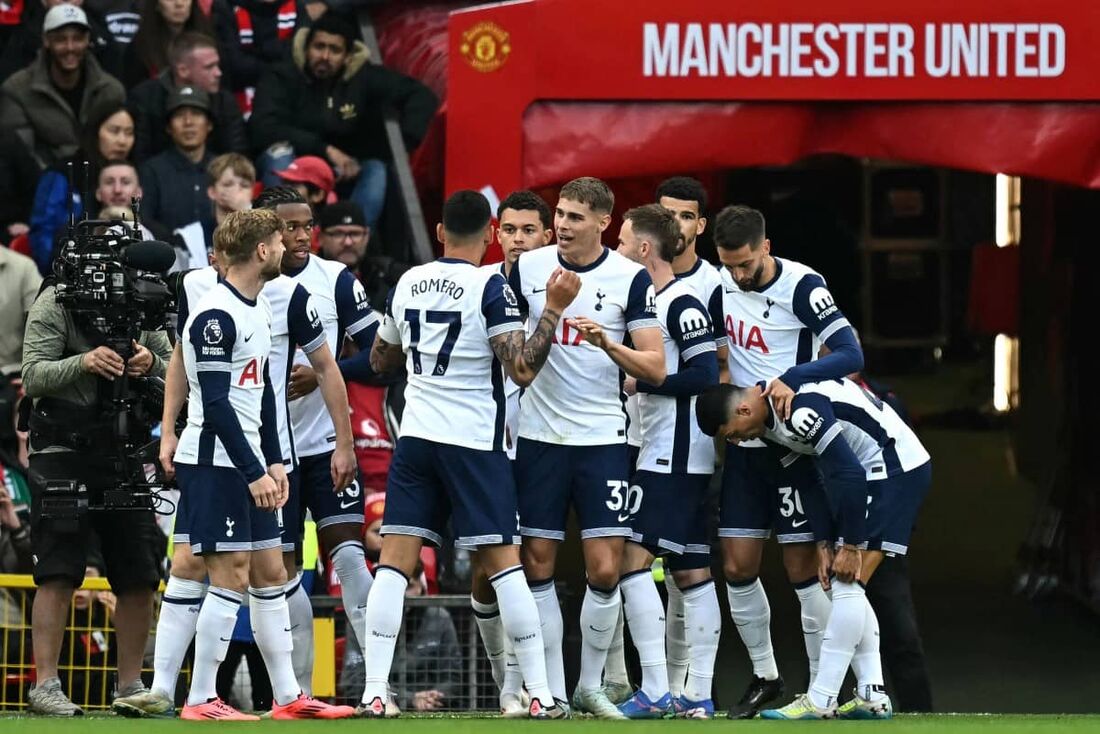 Atletas do Tottenham celebram gol sobre o Manchester United em Old Trafford