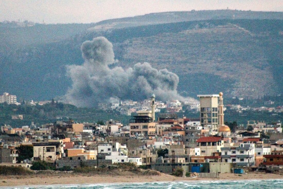 Visão geral da cidade de Tiro, no sul do Líbano, mostra uma nuvem de fumaça surgindo após um ataque aéreo israelense na vila de Qlayleh em 30 de setembro de 2024 