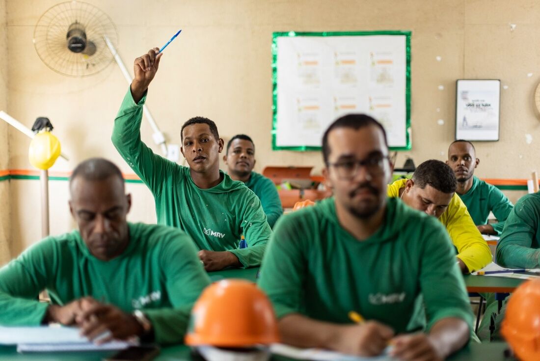 Operários da construção em aulas