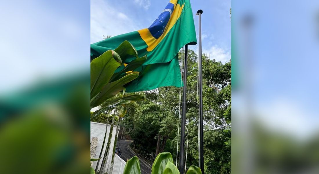 Bandeira brasileira foi erguida na embaixada argentina em Caracas