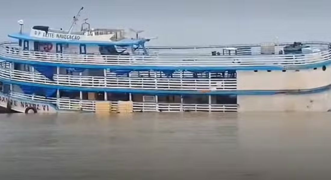 Barco encalha no Rio Juruá, no Amazonas