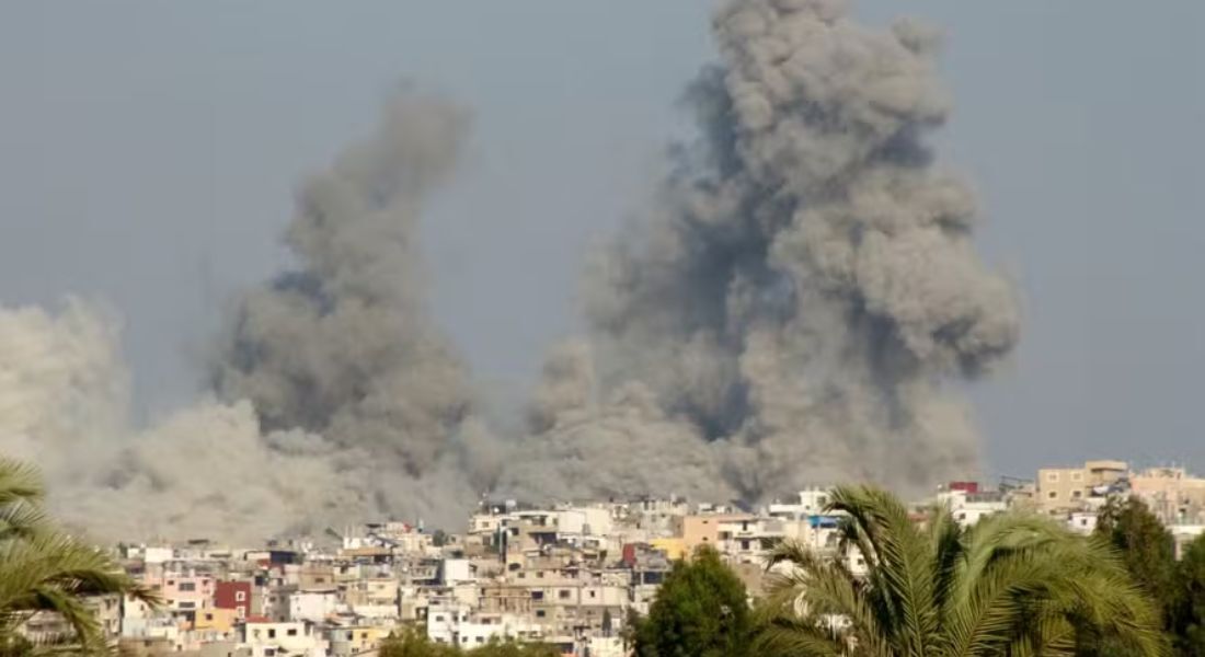 Fumaça sobe após ataque israelense a uma aldeia perto da cidade de Tiro, no sul do Líbano