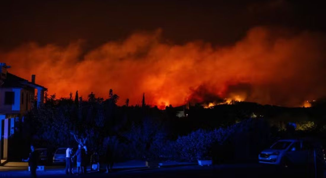 Incêndio florestal na Grécia mata dois voluntários que ajudavam no combate às chamas