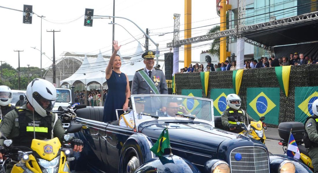 Governadora Raquel Lyra desfila em carro aberto ao lado do comandante geral do Nordeste, general Maurilio Miranda Netto Ribeiro