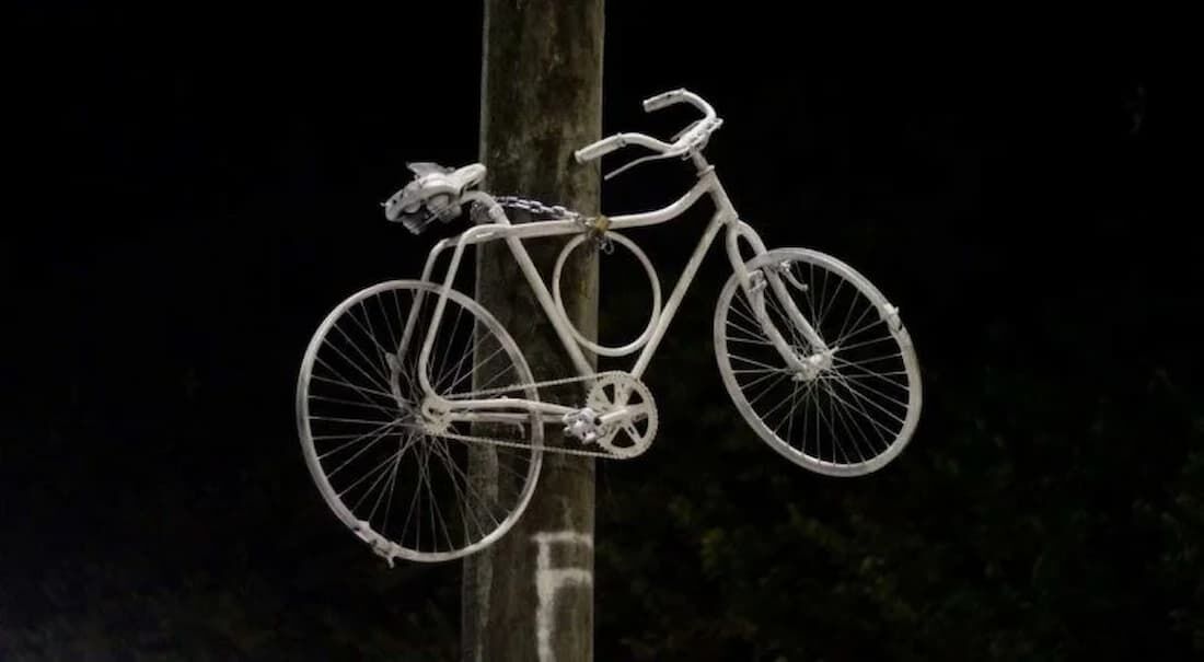 Protesto homenageia ciclistas atropelados no Recife com bicicletas brancas que simbolizam a morte