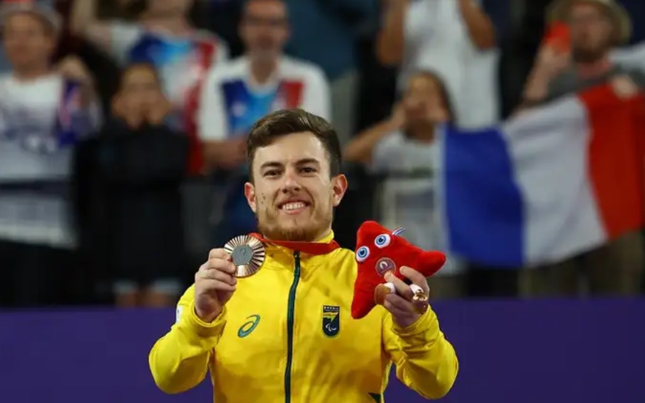 Vitor Tavares Vitor Tavares conquistou a medalha inédita na bronze na classe simples SH6 de badminton