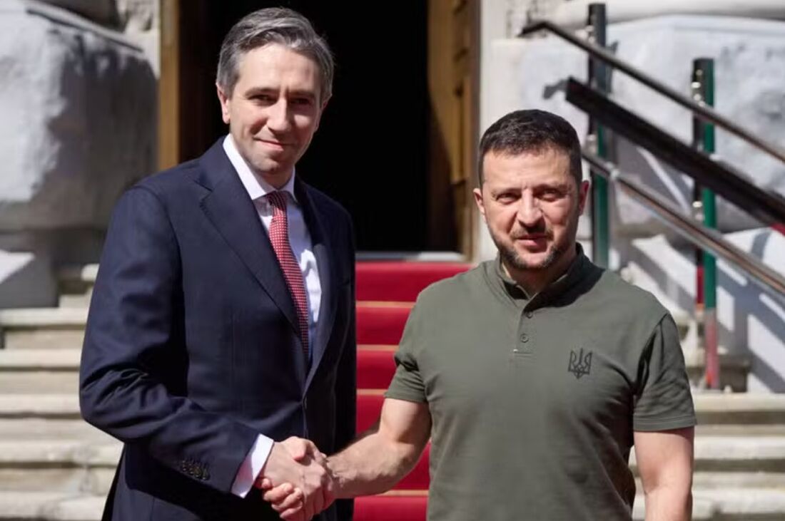 Presidente da Ucrânia, Volodymyr Zelensky (D), ao lado do premier da Irlanda, Simon Harris 