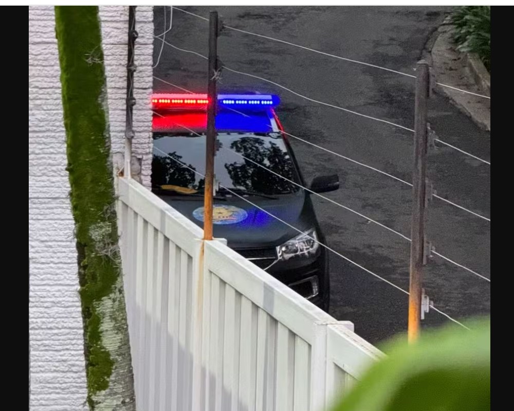 Policiamento ao redor da Embaixada da Argentina em Caracas, neste sábado 