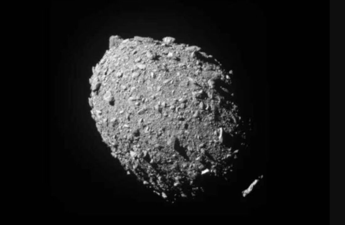 Imagem do Dimorphos obtida pela Dart antes do impacto: a foto foi registrada quando a sonda estava a cerca de 12 quilômetros do asteroide