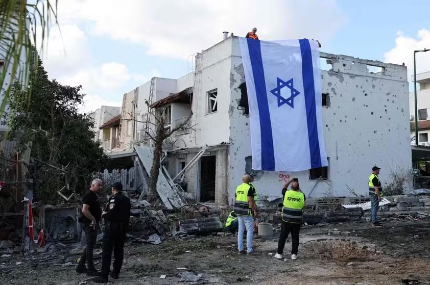 Bandeira de Israel pendurada em prédio alvo de ataque do Hezbollah em Haifa 