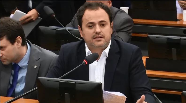 O deputado Glauber Braga (PSOL-RJ) protagonizou um bate-boca com o deputado Eduardo Bolsonaro (PL-SP) sobre joias sauditas 