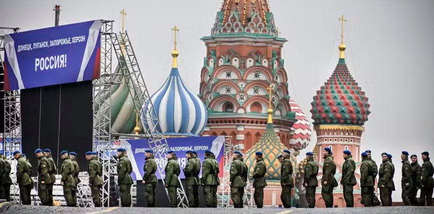 Tropas russas enfileiradas na Praça Vermelha, em Moscou