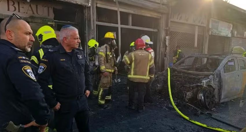 Policiais no local da explosão de um carro em Ramle, Israel 