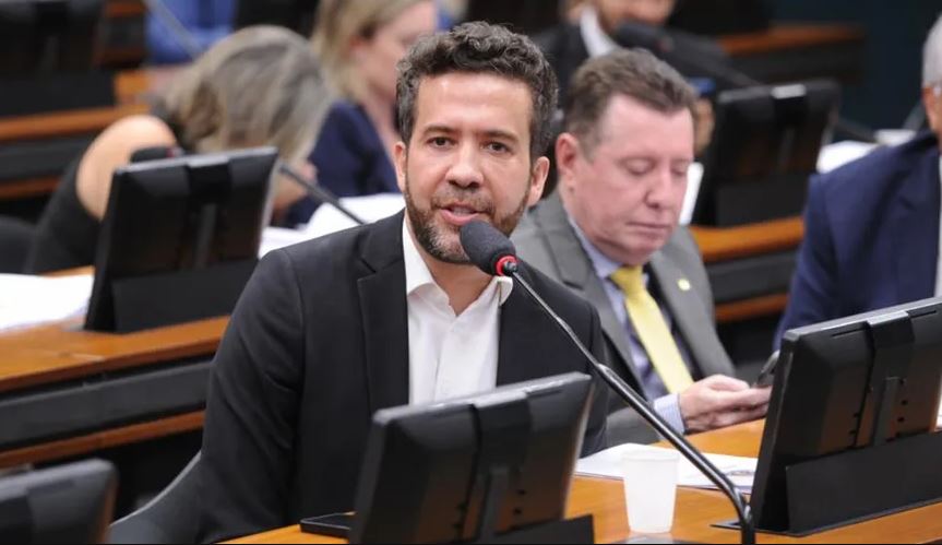 O deputado federal André Janones, em comissão da Câmara 