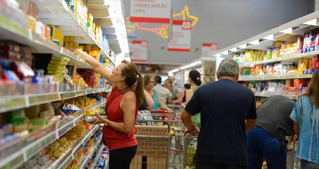 Grupos alimentos e bebidas e habitação foram os principais pontos que influenciaram a queda inflacionária