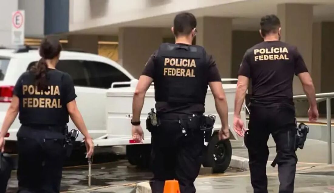 Policiais abordaram dois veículos com seis passageiros em cada um, levantando suspeitas sobre a legalidade da imigração,