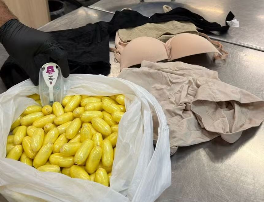 A cocaína encontrada nas roupas íntimas da passageira que iria para Paris 