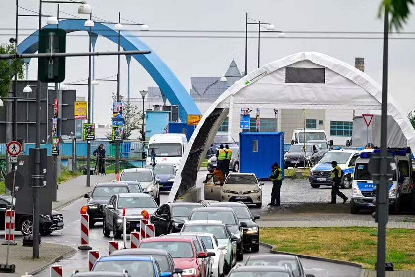 Policiais fazem controle migratório em fronteira da Alemanha com a Polônia 