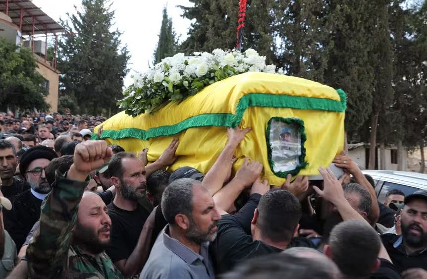 Pessoas em luto comparecem ao funeral de um membro do Hezbollah na cidade de Chaat, no vale de Bekaa, no Líbano 