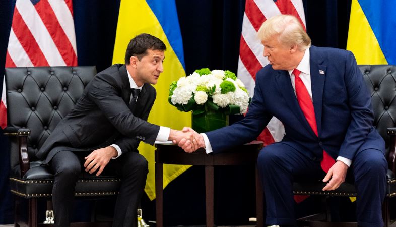 Presidente da Ucrânia, Volodymyr Zelensky, ao lado do candidato republicano à Presidência dos EUA, Donald Trump, em 2019