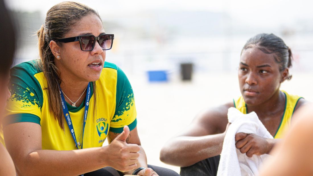 Monique Costa, membra da comissão técnica da seleção brasileira universitária de beach handball