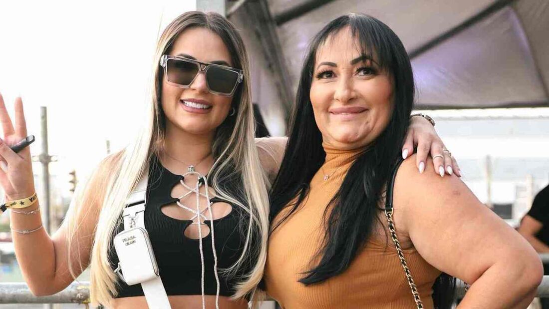 Solange Bezerra ao lado da filha, a influenciadora Deolane Bezerra