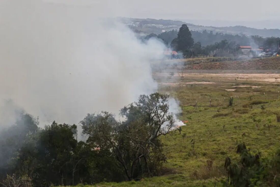 Os helicópteros da PM sobrevoam o local para reconhecimento das áreas com os focos de incêndio