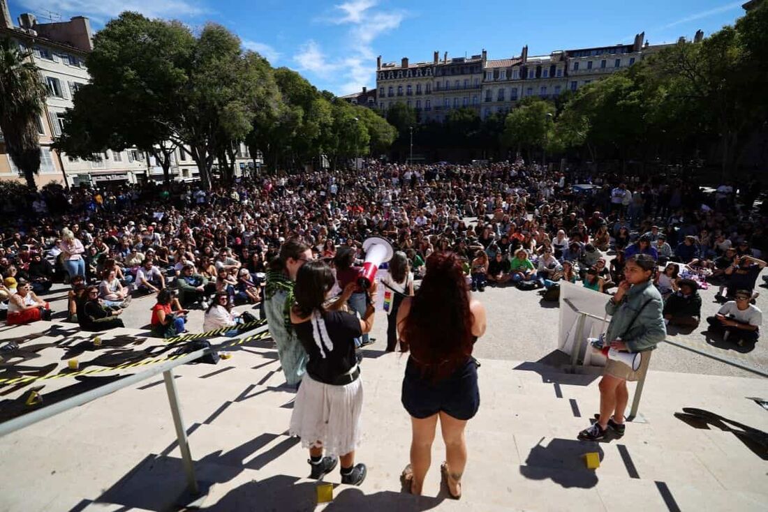 Em Marselha, na França mais de 1000 manifestantes protestaram em frente ao Palácio da Justiça