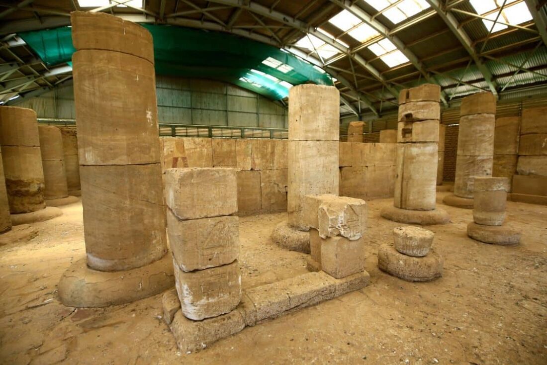 Peças de antigos palácios preservadas em museus acabam saqueadas, durante a guerra