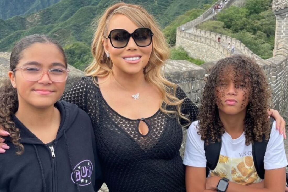 Mariah Carey, na Muralha da China, ao lado dos filhos gêmeos, Moroccan e Monroe