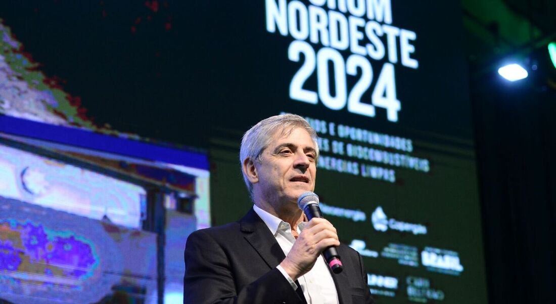 Roberto Zanella, diretor Técnico-Comercial da Copergás, à frente de um dos painéis do Fórum Nordeste 2024