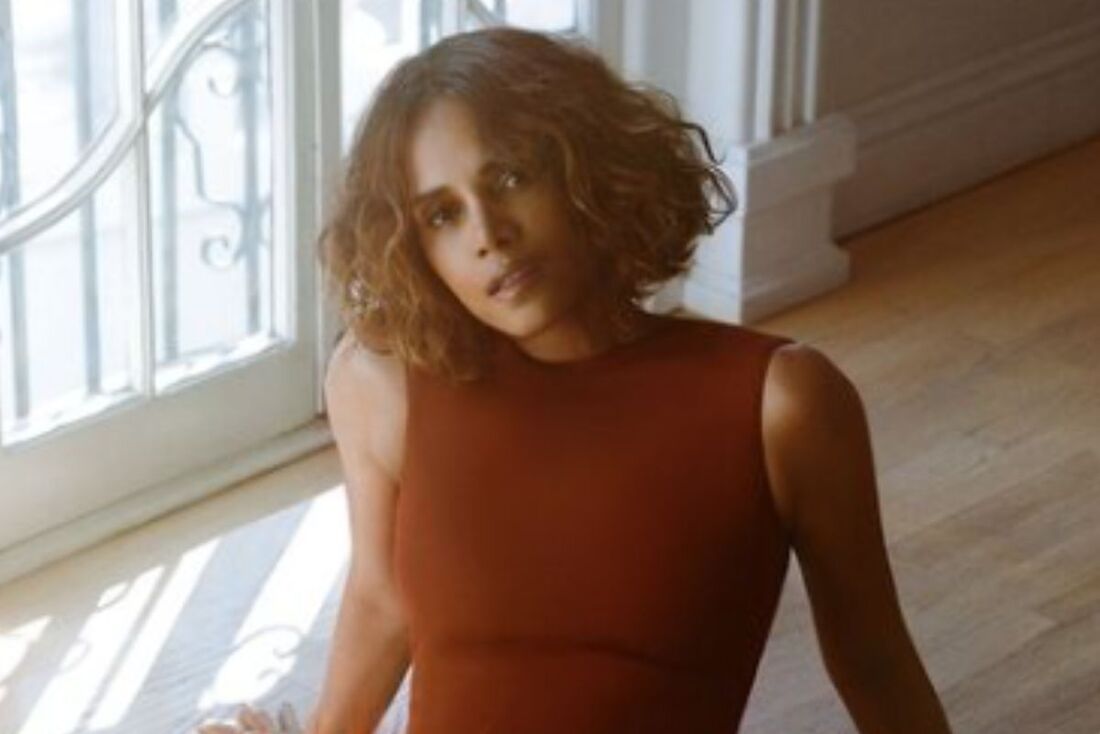 Halle Berry compartilhou o jeito inusitado com que o cantor Prince a chamou para sair