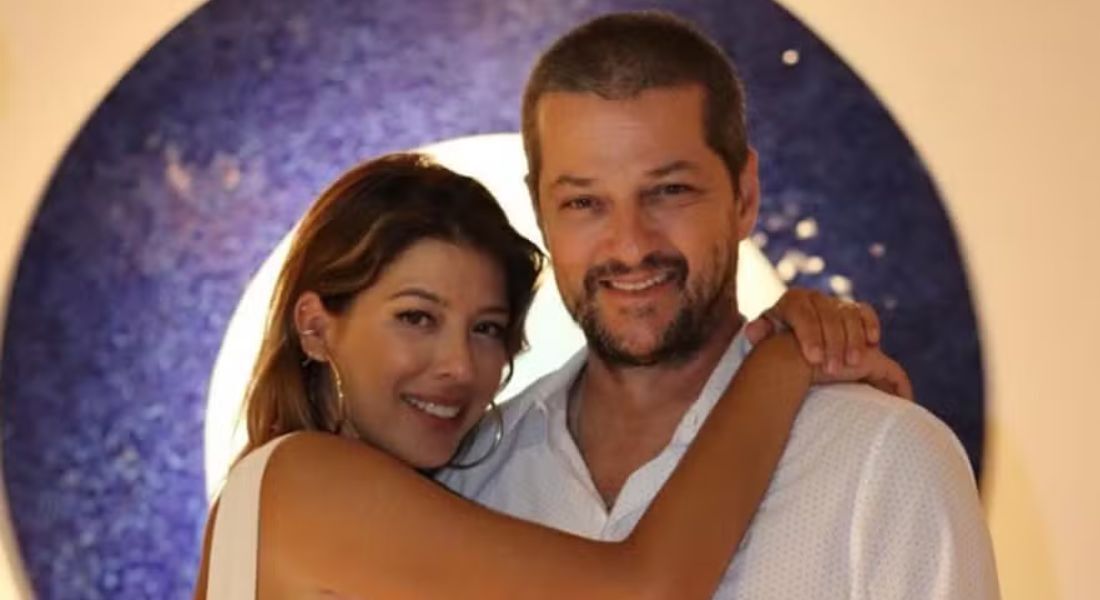 Marcelo Serrado ao lado da esposa, com quem é casado há 10 anos