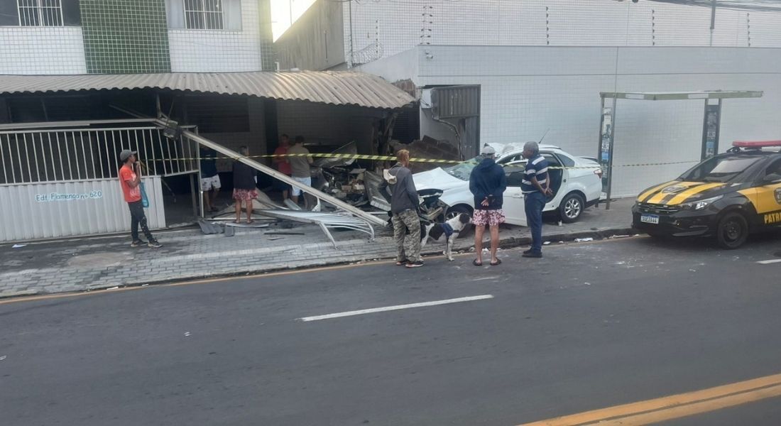 Carro bateu em portão de garagem, em Olinda