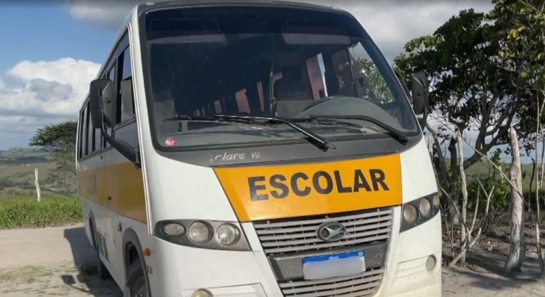 Ônibus escolar era dirigido pelo avô do menino