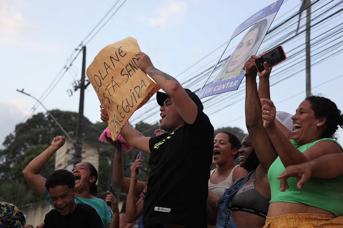 Fãs de Deolane Bezerra aglomerados em frente à unidade prisional no Recife 