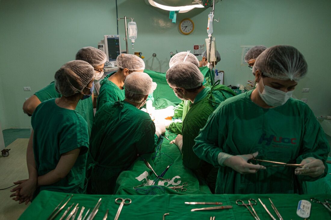 Equipe médica em cirurgia de transplante