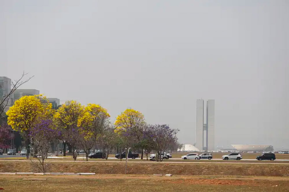 Fumaça de queimadas reduz visibilidade na Esplanada dos Ministérios, em Brasília. 