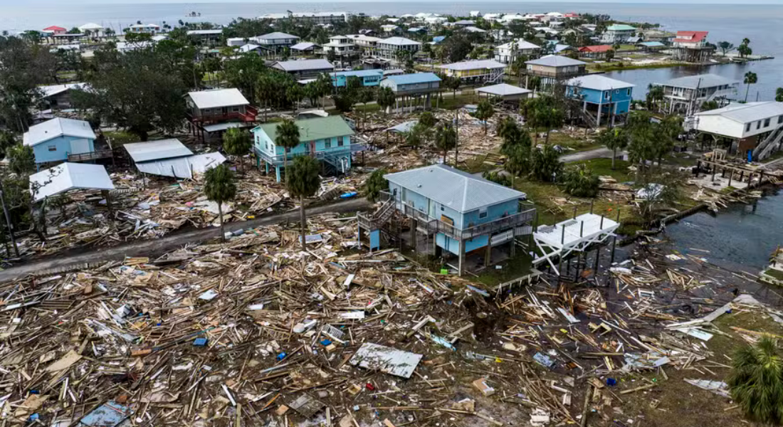 Vista aérea mostra casas danificadas após furacão Helene atingir a Flórida