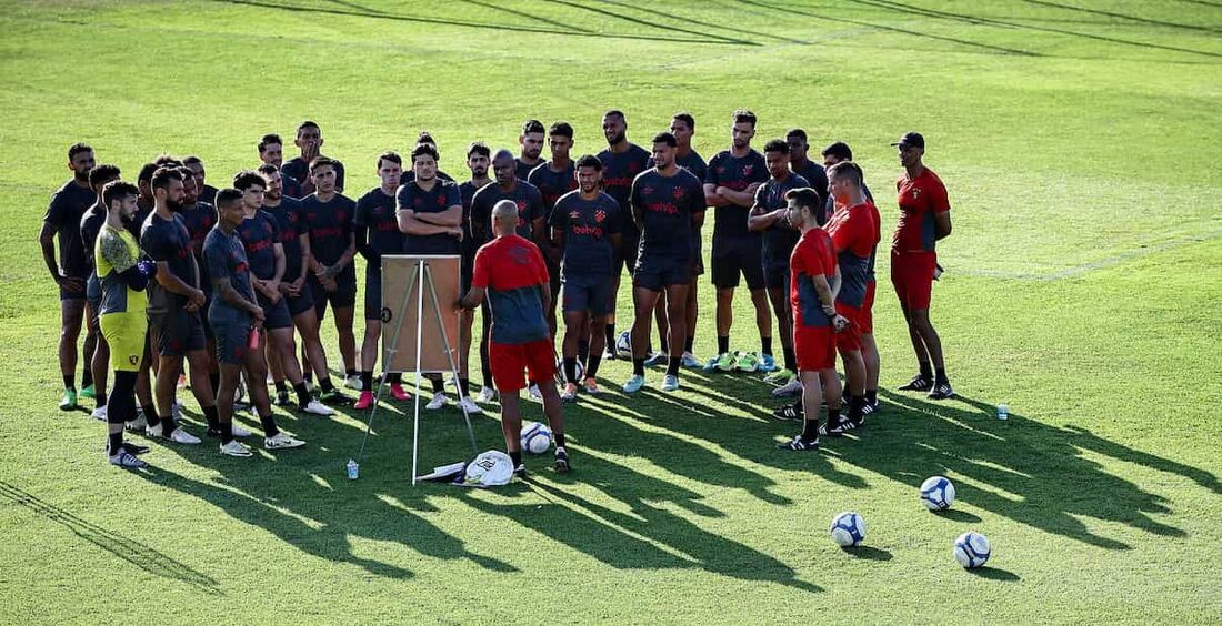 Pepa conversa com jogadores durante movimentação no CT do Sport