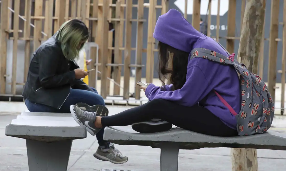 Restrição ao uso de celulares nas escolas é avaliada pelo MEC