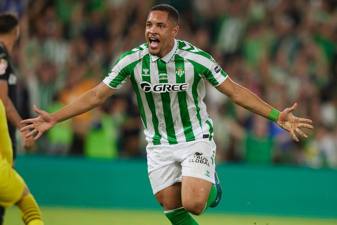 Vitor Roque marcou o primeiro gol com a camisa alviverde do Betis 