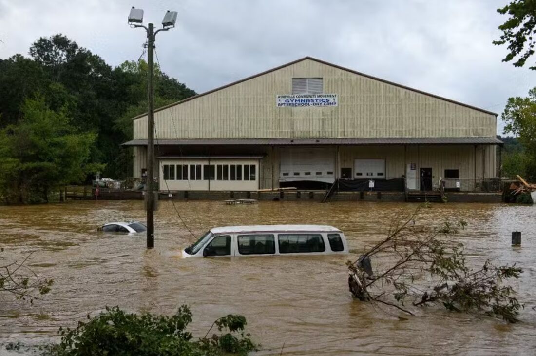 Chuvas intensas causadas pelo furacão Helene provocaram inundações recordes e danos em 28 de setembro de 2024, em Asheville, Carolina do Norte 