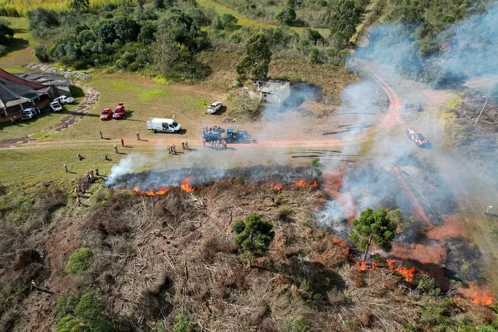 O Instituto Água e Terra (IAT) do Paraná suspendeu por 90 dias a queima controlada em áreas rurais para conter o risco crescente de incêndios florestais.