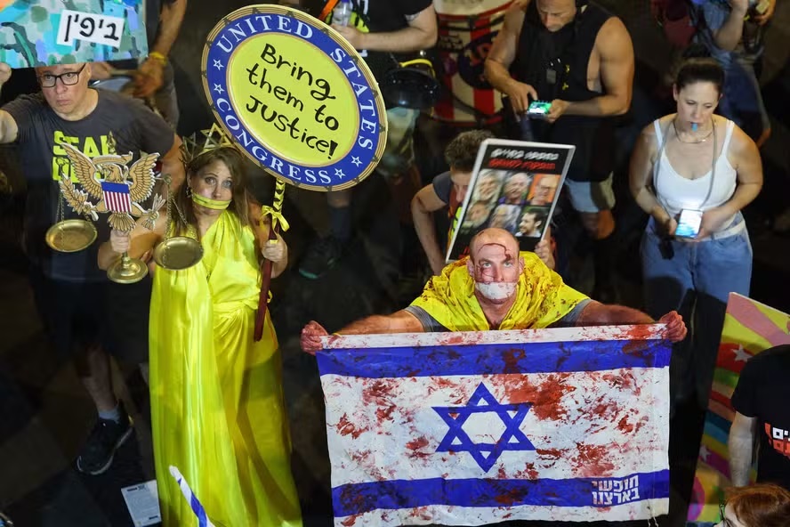 Em Tel Aviv, manifestantes criticam o governo e pedem a libertação dos reféns mantidos pelo Hamas em Gaza